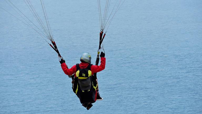Raglan அருகே paragliding விபத்தில் ஒருவர் மரணம்....!!