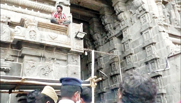 திருவண்ணாமலை ராஜகோபுரம் மீது ஏறி தற்கொலை செய்ய முயற்சித்த வாலிபர்